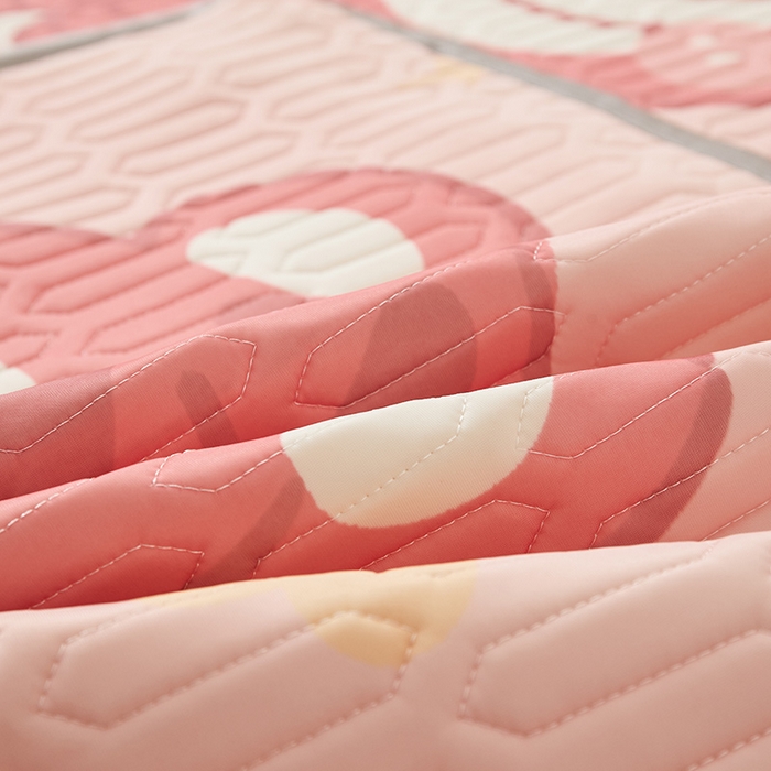 91家纺网 家纺一手货源 找家纺 伊人坊 2024新款A类凉感丝0.4乳胶床笠凉席夏被套件 草莓熊