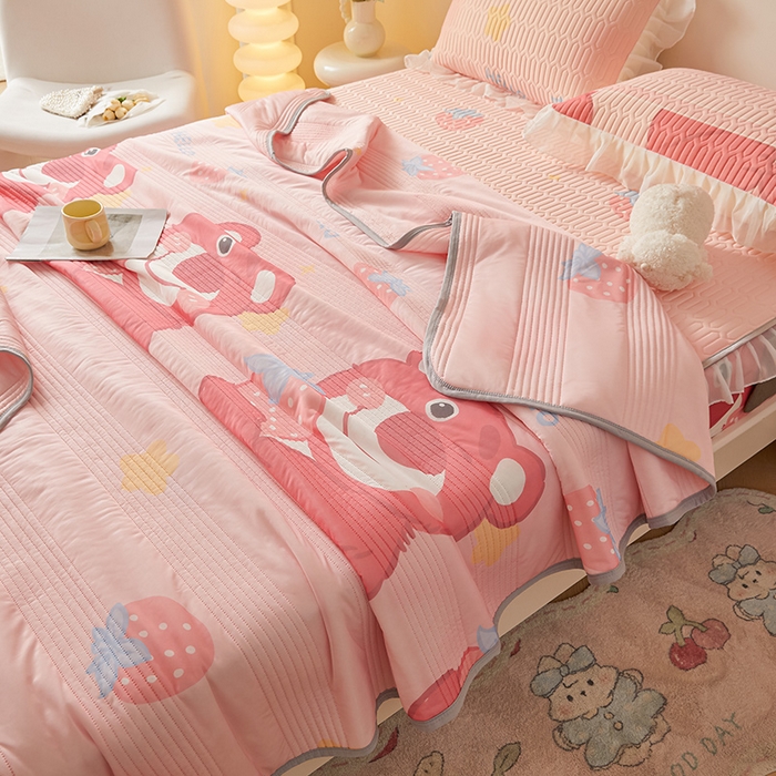 91家纺网 家纺一手货源 找家纺 伊人坊 2024新款A类凉感丝花边款乳胶床笠三四件套 花边 草莓熊