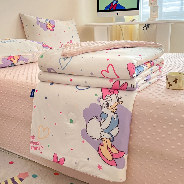 91家纺网 家纺一手货源 找家纺 大彩家居 2024新款凉感丝豆豆夏被 黛西公主