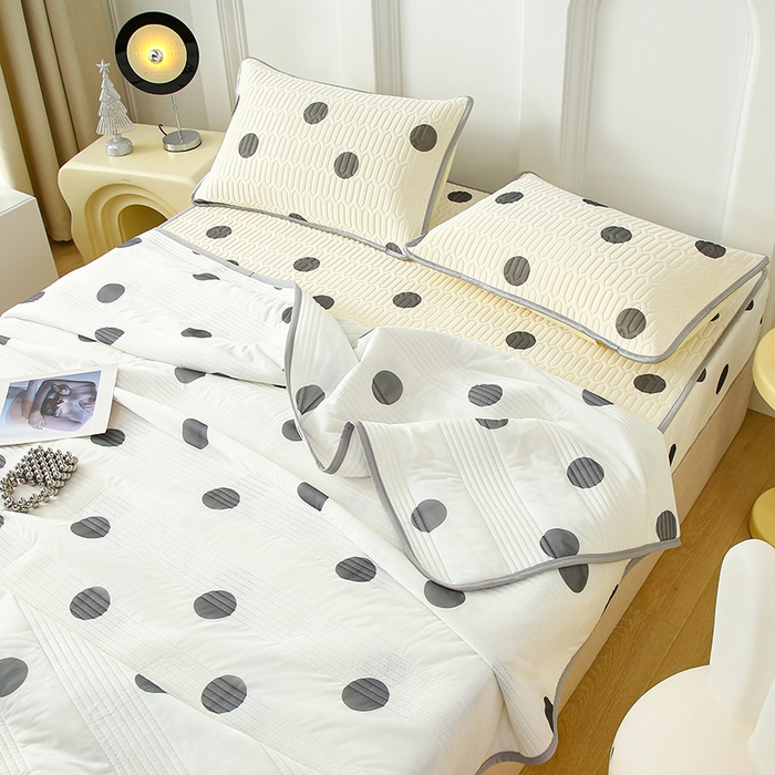 91家纺网 家纺一手货源 找家纺 伊人坊 2024新款A类凉感丝0.4乳胶床笠凉席夏被套件 黑色波点