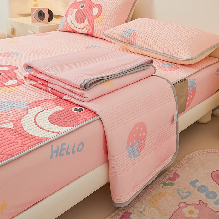 91家纺网 家纺一手货源 找家纺 伊人坊 2024新款A类凉感丝0.4乳胶床笠凉席夏被套件 草莓熊