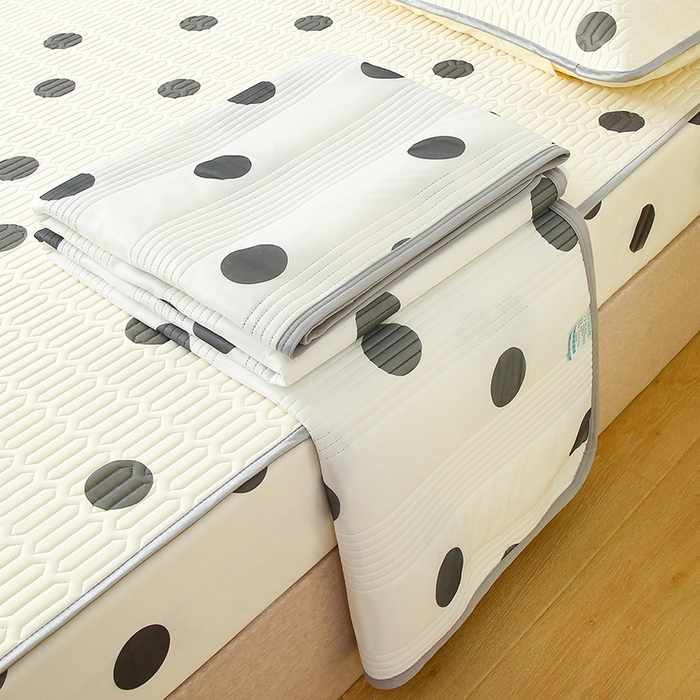 91家纺网 家纺一手货源 找家纺 伊人坊 2024新款A类凉感丝0.4乳胶床笠凉席夏被套件 黑色波点