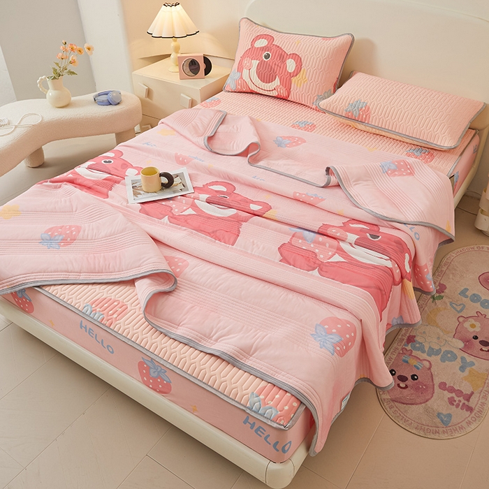 91家纺网 家纺一手货源 找家纺 伊人坊 2024新款A类凉感丝0.4乳胶床笠凉席夏被套件 草莓熊