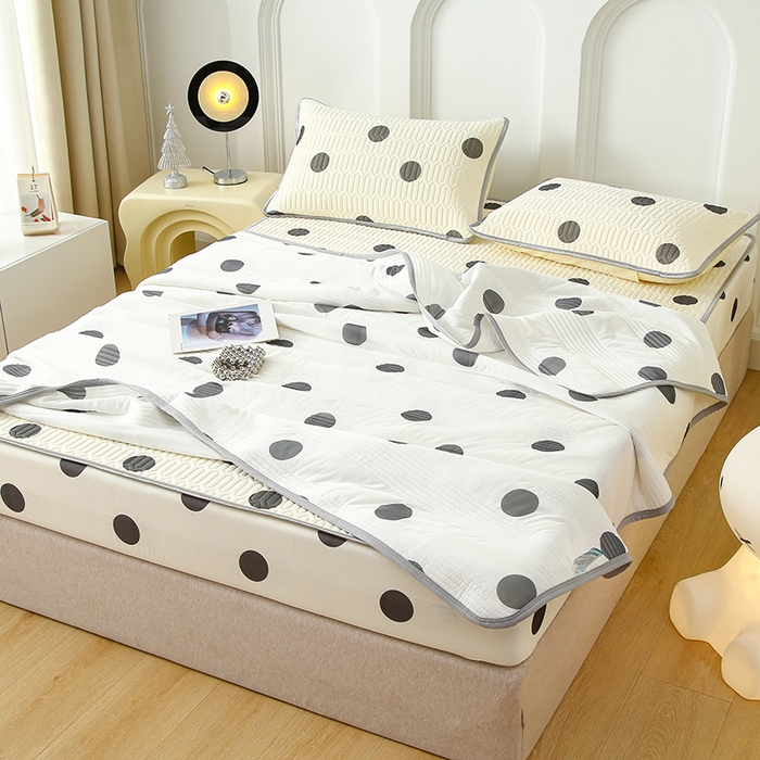 91家纺网 家纺一手货源 找家纺 伊人坊 2024新款A类凉感丝0.4乳胶床笠凉席夏被套件 黑色波点