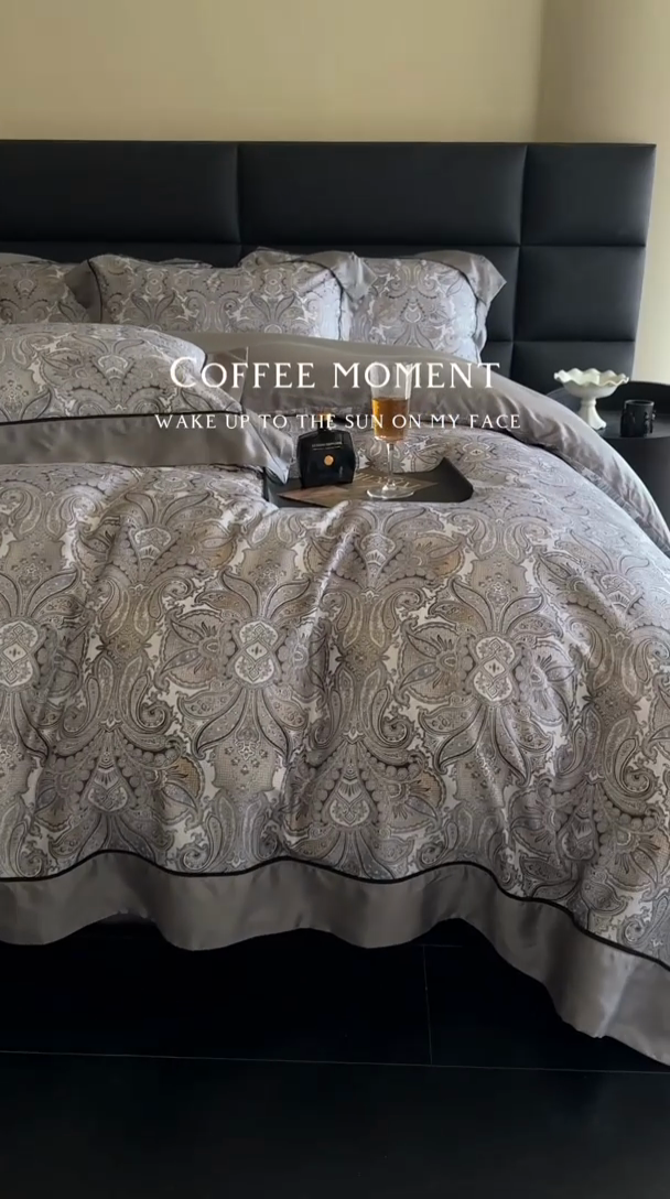 91家纺网 家纺一手货源 找家纺 娇逸家居 2025新款60支兰精天丝数码印花宽边四件套 卡洛琳-灰