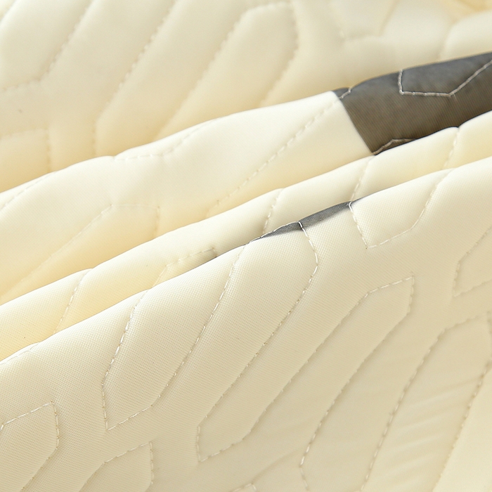 91家纺网 家纺一手货源 找家纺 伊人坊 2024新款A类凉感丝0.4乳胶床笠凉席夏被套件 黑色波点