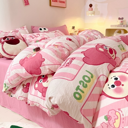 91家纺网 家纺一手货源 找家纺 葡萄家 2024新款双层纱云柔水洗棉萌趣卡通系列四件套（提供买家秀联系客服） 草莓小熊