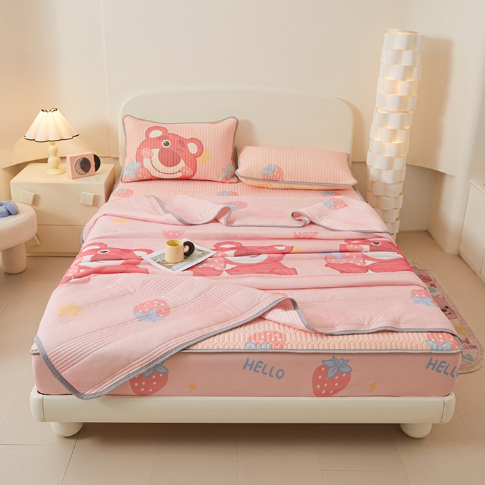 91家纺网 家纺一手货源 找家纺 伊人坊 2024新款A类凉感丝0.4乳胶床笠凉席夏被套件 草莓熊