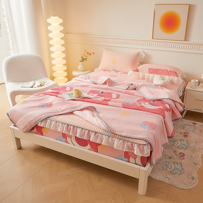 91家纺网 家纺一手货源 找家纺 伊人坊 2024新款A类凉感丝花边款乳胶床笠三四件套 花边 草莓熊