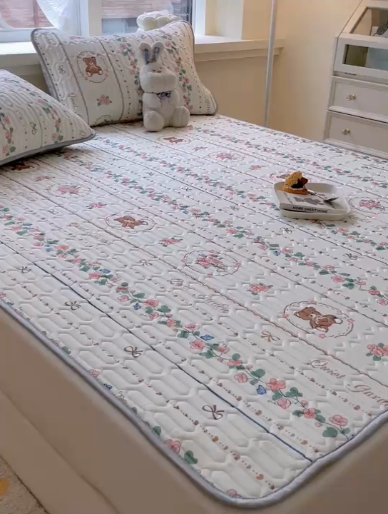 91家纺网 家纺一手货源 找家纺 柒月家居 2024新款贴身舒适厚度0.5小清新乳胶凉席花环小熊