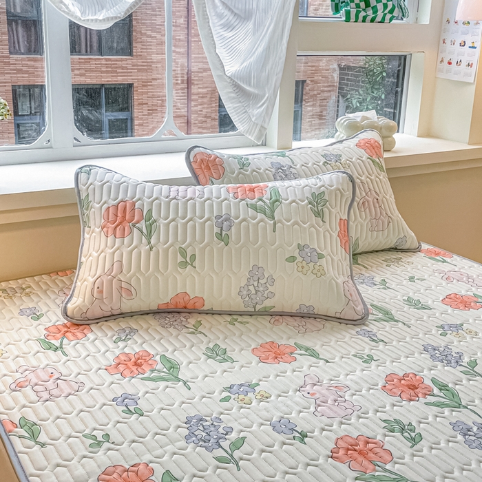 91家纺网 家纺一手货源 找家纺 柒月家居 2024新款贴身舒适厚度0.5小清新乳胶凉席 花园兔