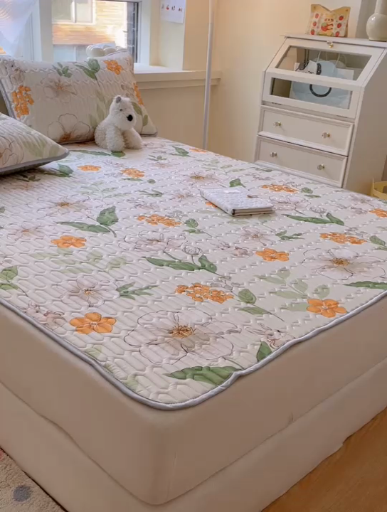 91家纺网 家纺一手货源 找家纺 柒月家居 2024新款贴身舒适厚度0.5小清新乳胶凉席 春意盎然