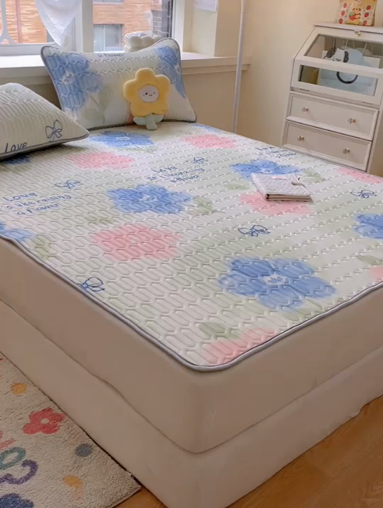 91家纺网 家纺一手货源 找家纺 柒月家居 2024新款贴身舒适厚度0.5小清新乳胶凉席 水墨花