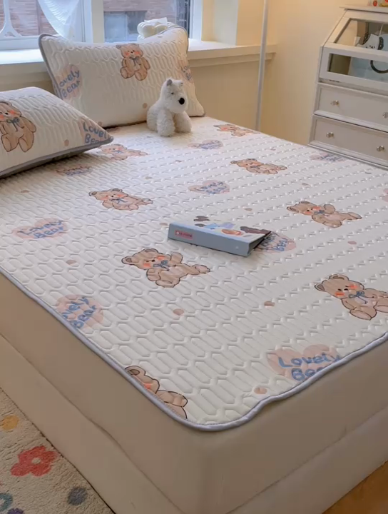 91家纺网 家纺一手货源 找家纺 柒月家居 2024新款贴身舒适厚度0.5小清新乳胶凉席 咖啡小熊