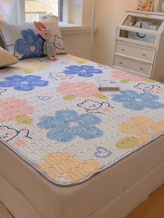 91家纺网 家纺一手货源 找家纺 柒月家居 2024新款贴身舒适厚度0.5小清新乳胶凉席花园小熊