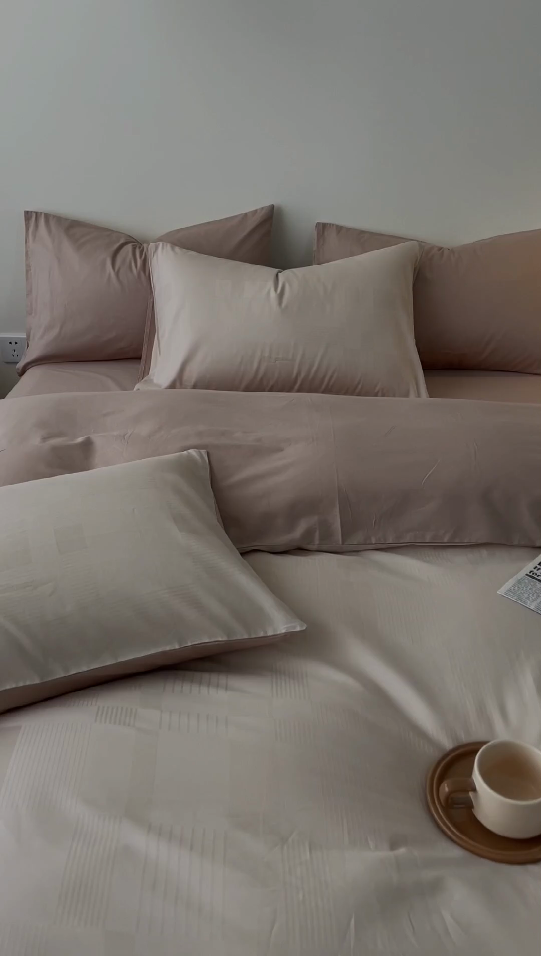 91家纺网 家纺一手货源 找家纺 蓝邻家纺 2024新款全棉60s贡缎提花轻奢四件套系列 迷雾-小麦色