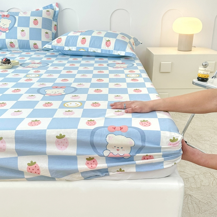 91家纺网 家纺一手货源 找家纺 帛织澜家纺 2026新款喷气12868系列纯棉印花单床笠 草莓小熊