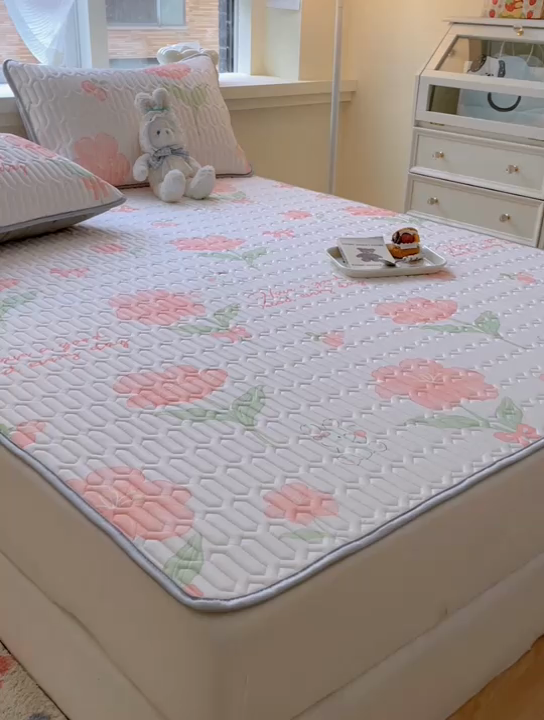 91家纺网 家纺一手货源 找家纺 柒月家居 2024新款贴身舒适厚度0.5小清新乳胶凉席 粉黛