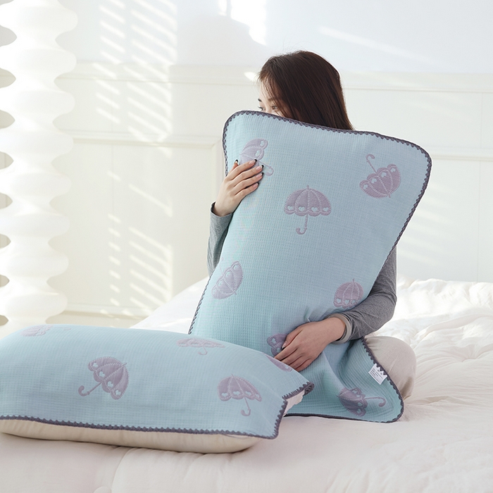 91家纺网 家纺一手货源 找家纺 朴尔家纺-毛巾被 2024新款柔绵绵风贝壳针复合工艺六层纱布枕巾 晨雨-蓝枕巾