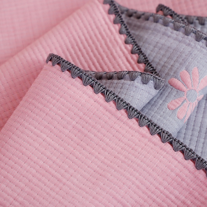 91家纺网 家纺一手货源 找家纺 朴尔家纺-毛巾被 2024新款柔绵绵风贝壳针复合工艺六层纱布毛巾被盖毯 风中雏菊-粉