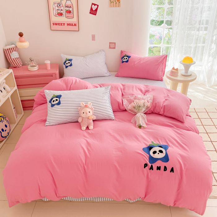 91家纺网 家纺一手货源 找家纺 葡萄家纺 2024款水果熊猫系列云朵水洗棉毛巾绣四件套第二批（提供买家秀） 蓝莓多多-红