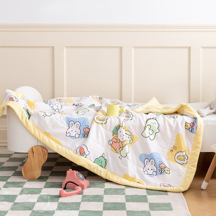 91家纺网 家纺一手货源 找家纺 嗨生活 2025新款水洗棉手包边幼儿园儿童夏被（爆款）快乐小兔