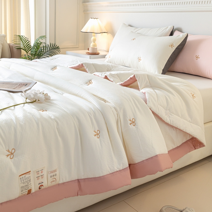 91家纺网 家纺一手货源 找家纺 梦初语 2024新款刺绣小竺棉大豆夏被 蝴蝶结-米