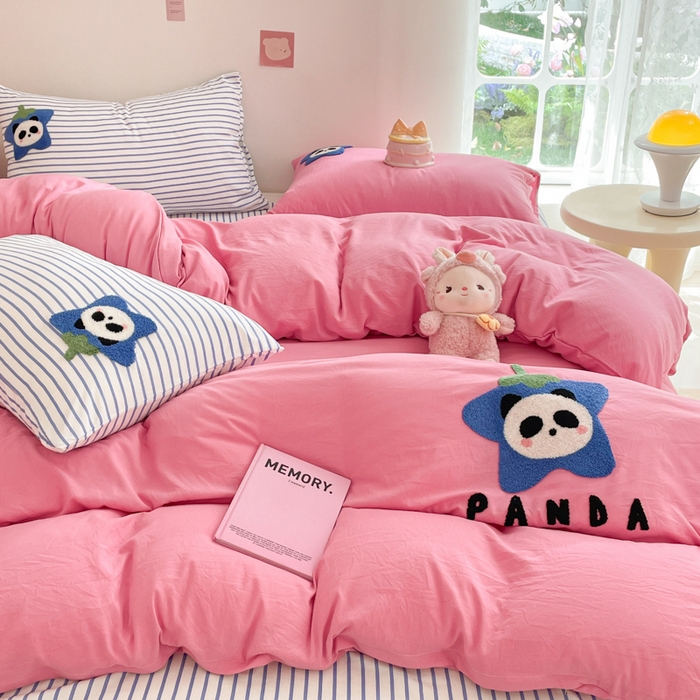 91家纺网 家纺一手货源 找家纺 葡萄家纺 2024款水果熊猫系列云朵水洗棉毛巾绣四件套第二批（提供买家秀） 蓝莓多多-红