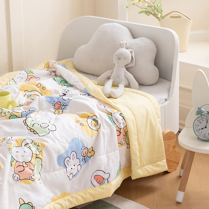 91家纺网 家纺一手货源 找家纺 嗨生活 2025新款水洗棉手包边幼儿园儿童夏被（爆款）快乐小兔