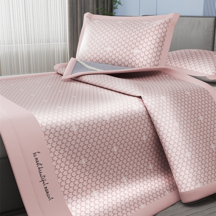 91家纺网 家纺一手货源 找家纺 （总）卡初家居 2024新款轻奢字母M系列刺绣抗菌水洗冰丝席