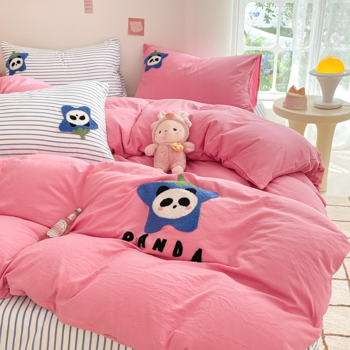 91家纺网 家纺一手货源 找家纺 葡萄家纺 2024款水果熊猫系列云朵水洗棉毛巾绣四件套第二批（提供买家秀） 蓝莓多多-红