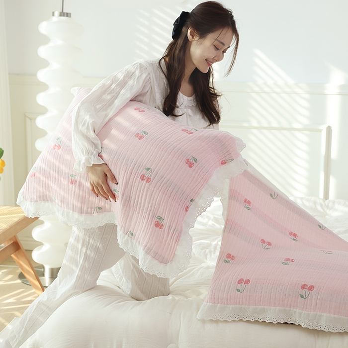 91家纺网 家纺一手货源 找家纺 朴尔家纺-毛巾被 2024新款韩式花边四层纱枕巾纯棉竹纤维加大成人纱布枕头巾 樱桃日记-粉-52*78cm