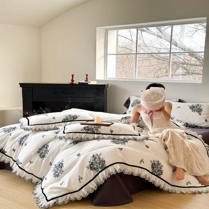 91家纺网 家纺一手货源 找家纺 （总）玛奇朵 2024春夏新品法式浪漫刺绣荷叶边全棉A类双层皱纱-温妮莎