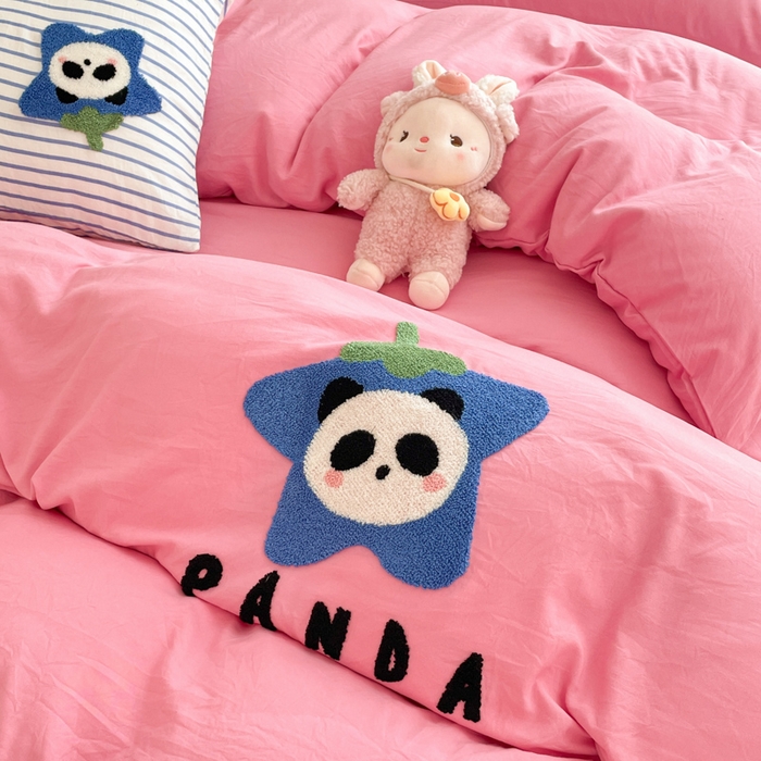 91家纺网 家纺一手货源 找家纺 葡萄家纺 2024款水果熊猫系列云朵水洗棉毛巾绣四件套第二批（提供买家秀） 蓝莓多多-红