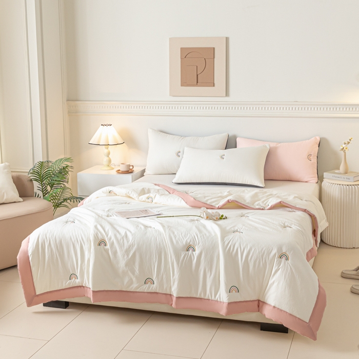 91家纺网 家纺一手货源 找家纺 梦初语 2024新款刺绣小竺棉大豆夏被 彩虹-米