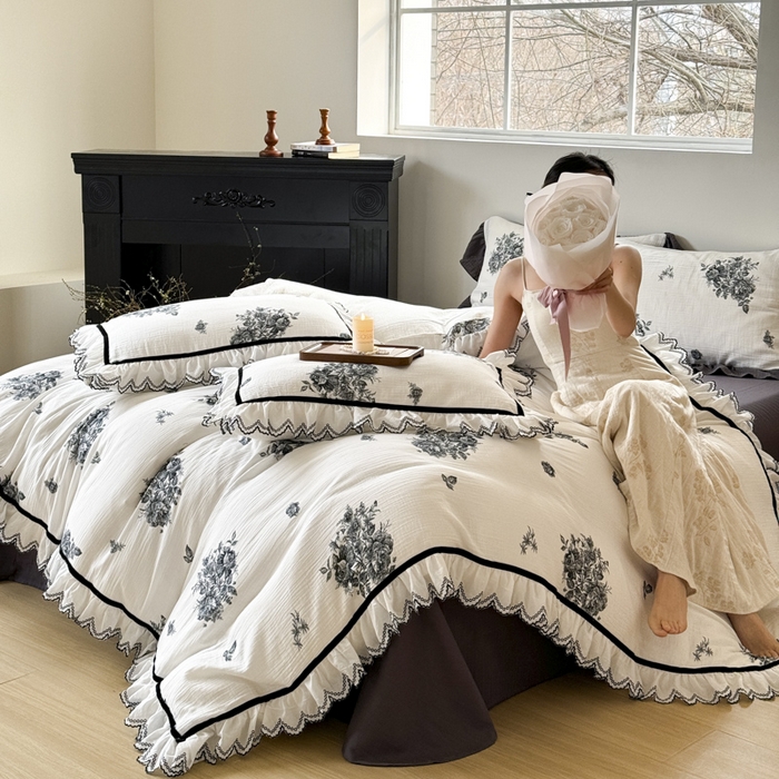 91家纺网 家纺一手货源 找家纺 （总）玛奇朵 2024春夏新品法式浪漫刺绣荷叶边全棉A类双层皱纱-温妮莎