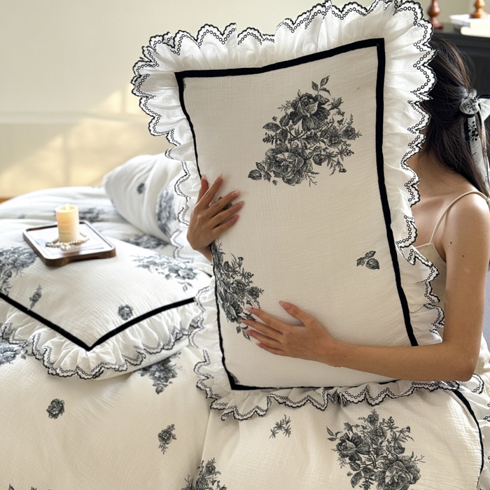 91家纺网 家纺一手货源 找家纺 （总）玛奇朵 2024春夏新品法式浪漫刺绣荷叶边全棉A类双层皱纱-温妮莎