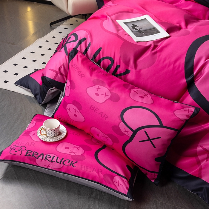 91家纺网 家纺一手货源 找家纺 色鬼布艺 2024新款博主风水洗真丝四件套大牌风四件套 芭比熊