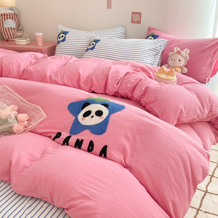 91家纺网 家纺一手货源 找家纺 葡萄家纺 2024款水果熊猫系列云朵水洗棉毛巾绣四件套第二批（提供买家秀） 蓝莓多多-红