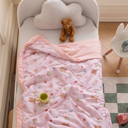 91家纺网 家纺一手货源 找家纺 嗨生活 2025新款水洗棉手包边幼儿园儿童夏被（爆款）蛋糕小熊