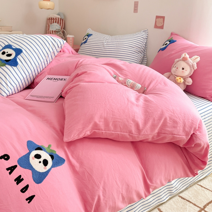 91家纺网 家纺一手货源 找家纺 葡萄家纺 2024款水果熊猫系列云朵水洗棉毛巾绣四件套第二批（提供买家秀） 蓝莓多多-红