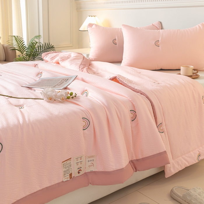 91家纺网 家纺一手货源 找家纺 梦初语 2024新款刺绣小竺棉大豆夏被 彩虹-玉