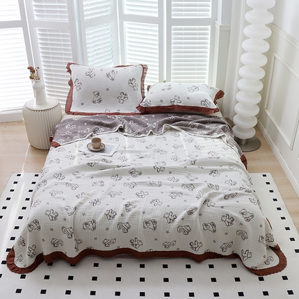 91家纺网 家纺一手货源 找家纺 朴尔家纺-毛巾被 2024新款韩式花边纯棉竹纤维加大成人纱布毛巾被 玩具熊-米白毛巾被