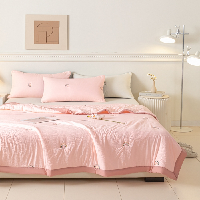 91家纺网 家纺一手货源 找家纺 梦初语 2024新款刺绣小竺棉大豆夏被 彩虹-玉