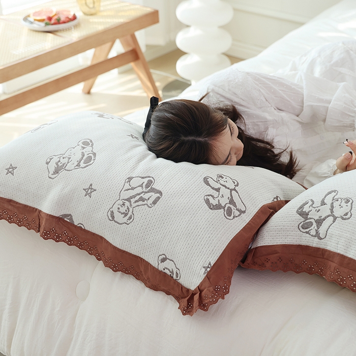 91家纺网 家纺一手货源 找家纺 朴尔家纺-毛巾被 2024新款韩式花边四层纱枕巾纯棉竹纤维加大成人纱布枕头巾 玩具熊-米色-52*78cm