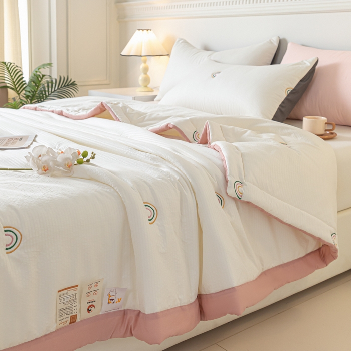 91家纺网 家纺一手货源 找家纺 梦初语 2024新款刺绣小竺棉大豆夏被 彩虹-米