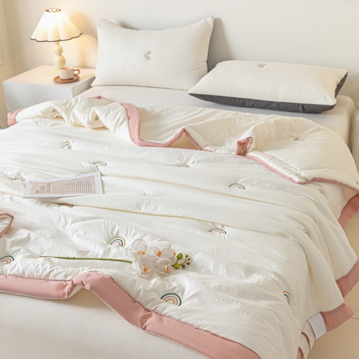 91家纺网 家纺一手货源 找家纺 （总）梦初语 2024新款刺绣小竺棉大豆夏被