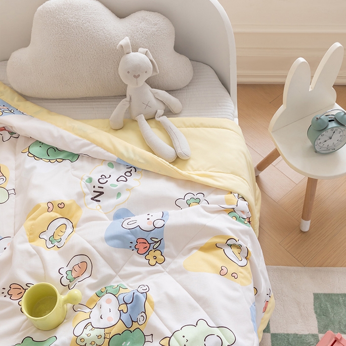 91家纺网 家纺一手货源 找家纺 嗨生活 2025新款水洗棉手包边幼儿园儿童夏被（爆款）快乐小兔