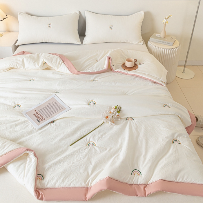 91家纺网 家纺一手货源 找家纺 （总）梦初语 2024新款刺绣小竺棉大豆夏被