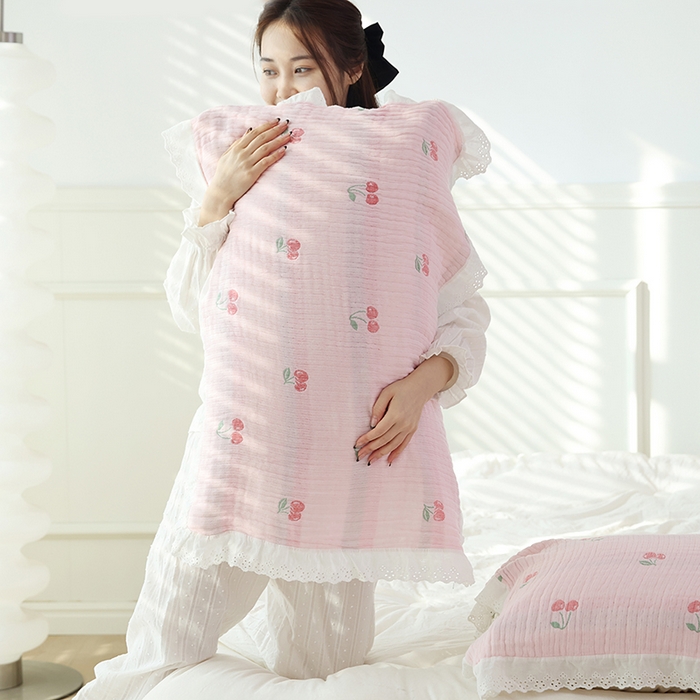 91家纺网 家纺一手货源 找家纺 朴尔家纺-毛巾被 2024新款韩式花边四层纱枕巾纯棉竹纤维加大成人纱布枕头巾 樱桃日记-粉-52*78cm